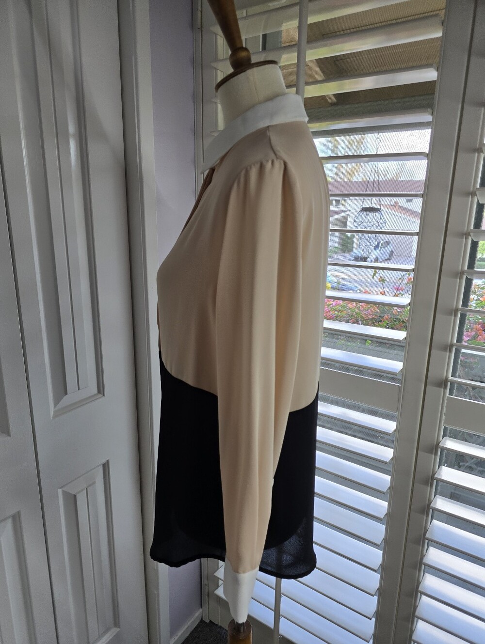 ZARA BASIC Colorblock Button-Front Blouse in Beige & Black, White Collar & Cuffs - Picture 7 of 12